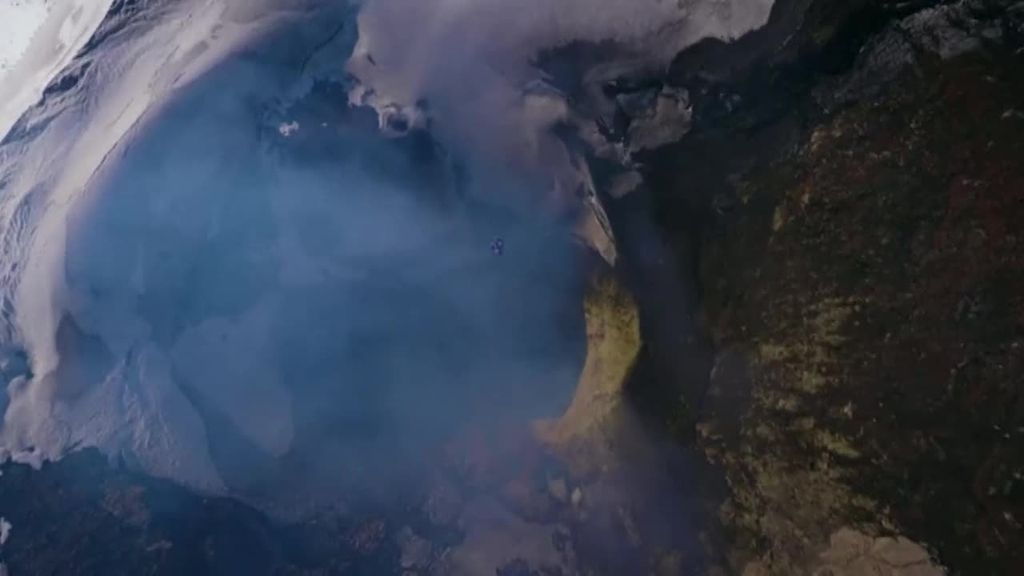 Un piloto entra en la boca del volcán Villarrica, en activo, en Chile