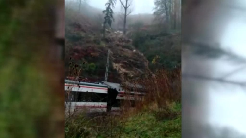 Un desprendimiento de tierra en Guipúzcoa causado por la borrasca 'Barra' corta el tráfico ferroviario