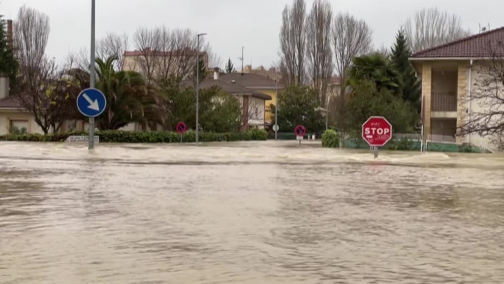 Las imágenes de la riada de Navarra: una mujer tiene que ser auxiliada junto a siete menores