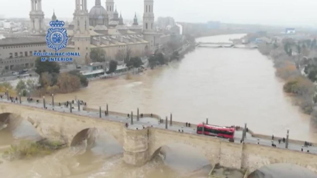 La crecida del río Ebro a su paso por Zaragoza no alcanza los valores de 2015