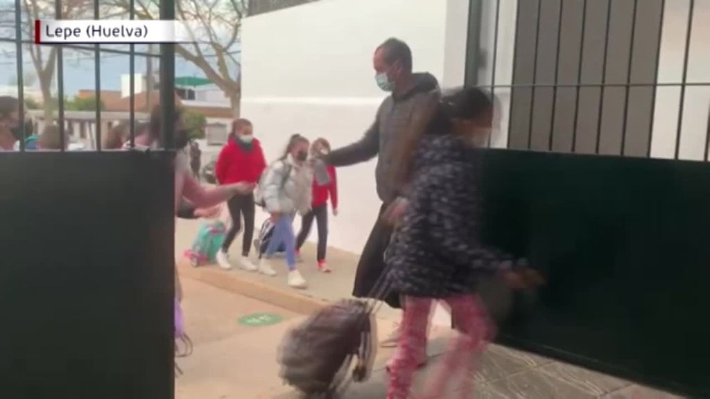 Profesores con faldas y uñas pintadas contra la transfobia en un colegio de Lepe