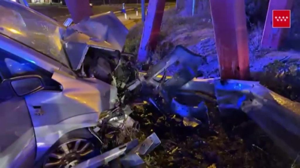 Así quedó el coche que chocó contra una pasarela de una autovía en Madrid