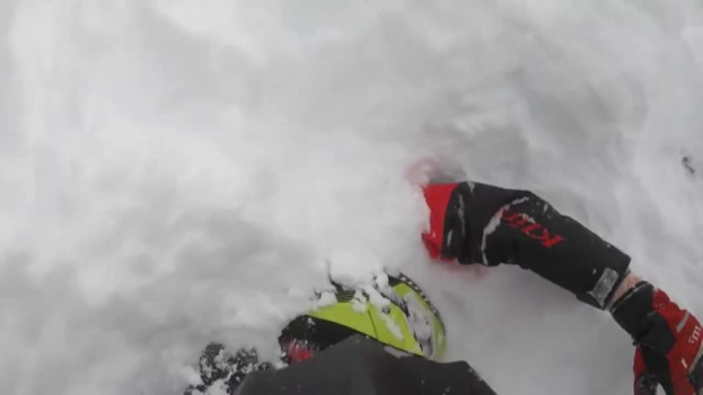 Así rescata a su amigo a punto de morir asfixiado por una avalancha de nieve en EEUU