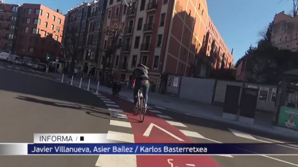 Los ciclistas advierten del peligro del carril bici de la rotonda del ayuntamiento de Bilbao