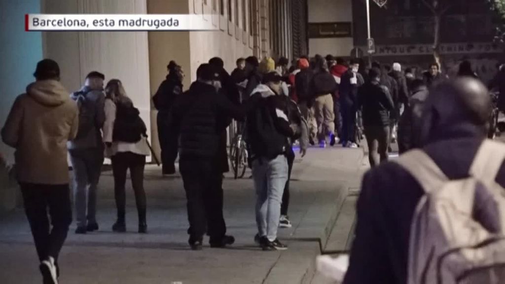 Barcelona levanta toque de queda y la primera noche termina con 250 desalojados de las calles