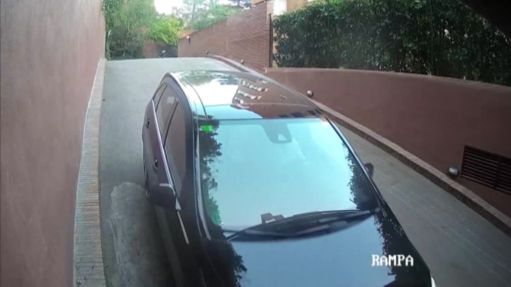 Asaltada en su parking en Barcelona: Golpeada por dos delincuentes en moto