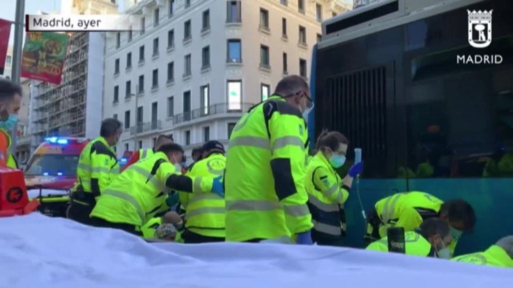 El conductor de un autobús de línea atropella a una pareja en pleno centro de Madrid