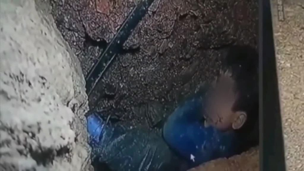 Rayan sigue vivo y se mueve en el fondo del pozo donde se cayó el martes a 32 metros de profundidad