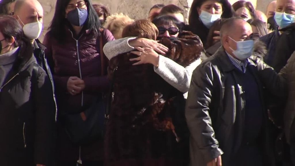 Traspinedo dice adiós a Esther López en un entierro repleto de dolor