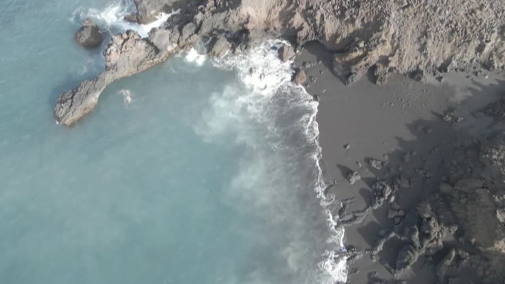 Las nuevas playas dibujadas en el litoral de La Palma: vida tras la destrucción del volcán