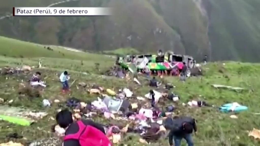 Al menos 22 muertos en Perú al caer un autobús por un barranco de 100 metros