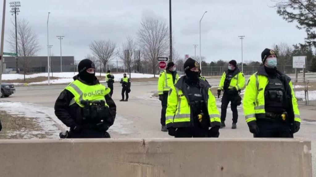 Bruselas se blinda ante la llegada de los camioneros antivacunas que bloquearon la frontera de Canadá