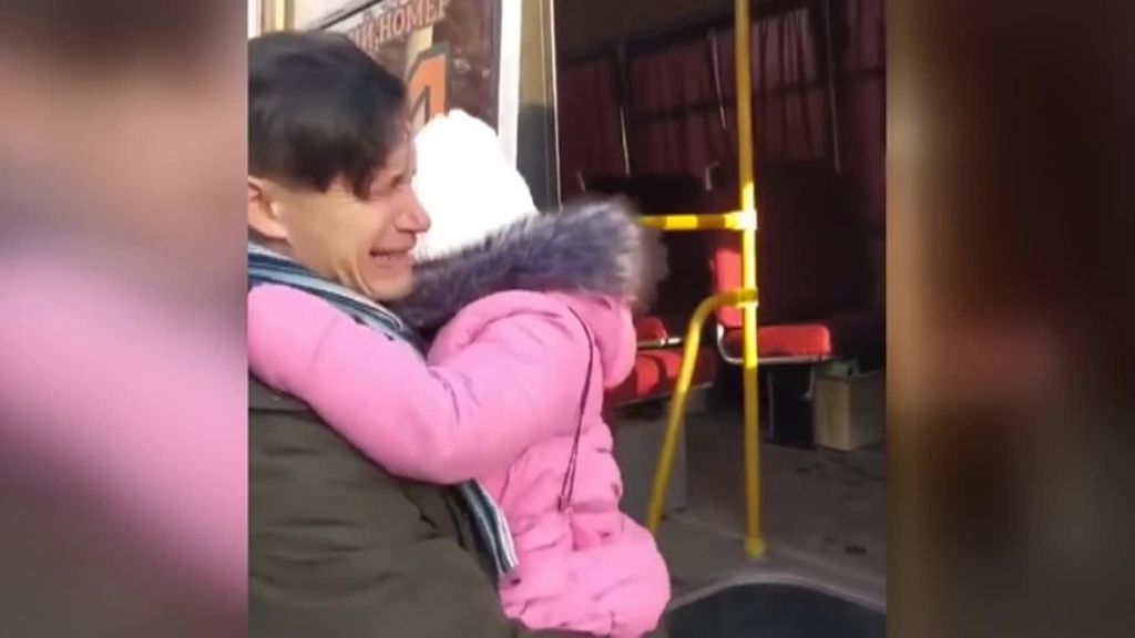 El llanto de un padre y su hija en Ucrania: él debe unirse al ejército, mientras su familia intenta huir de la guerra