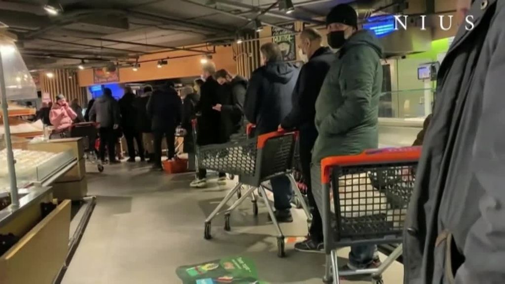 Colas y desabastecimiento en los supermercados de Kiev