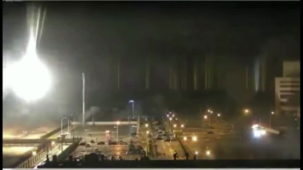 Rusia bombardea en Ucrania la central nuclear de Zaporiyia, la más grande de Europa