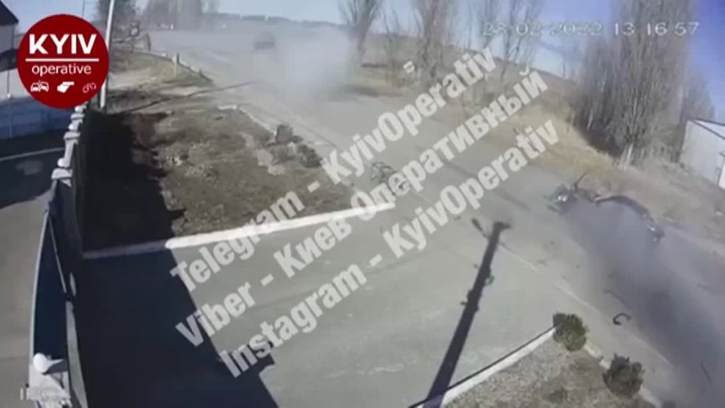 Un tanque ruso acribilla a dos ancianos ucranianos indefensos que iban en su coche cerca de Kiev