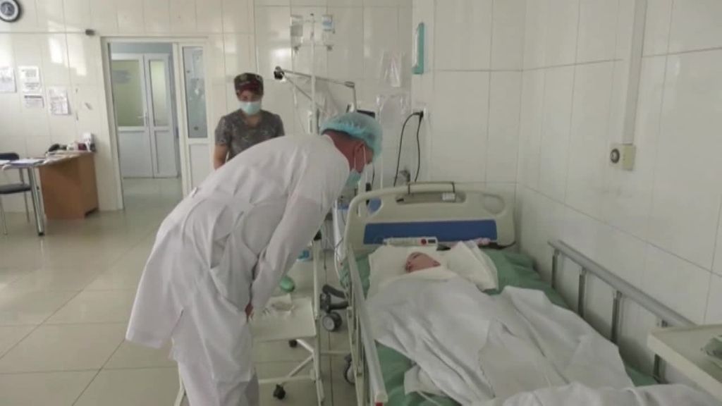 Vova, un niño ucraniano que trata de recuperarse en el hospital tras sufrir heridas de metralla en la cabeza