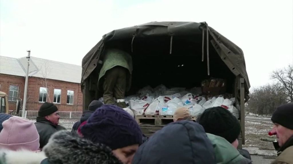Los separatistas rusos dan comida a los civiles en la guerra de Ucrania