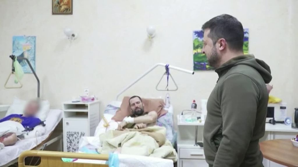 Zelenski visita a los jóvenes ucranianos heridos en la guerra en el hospital y los condecora