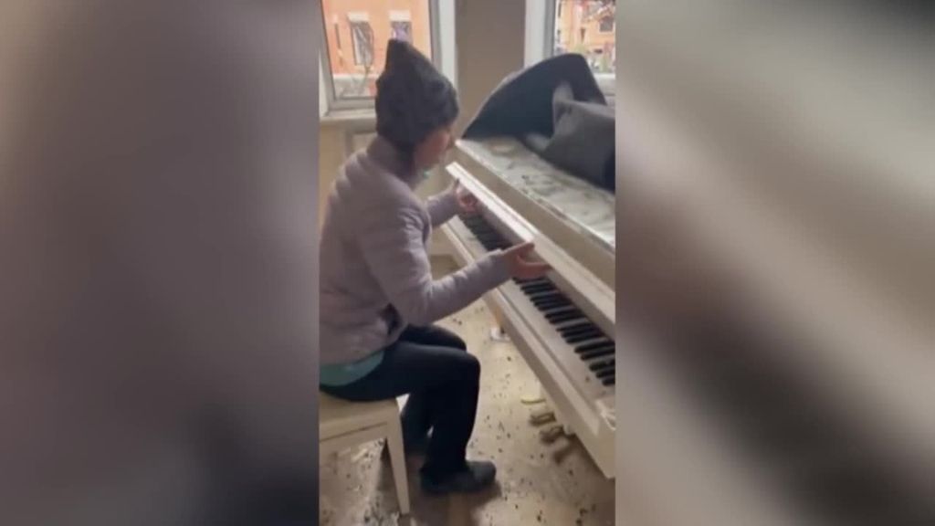 Una mujer ucraniana toca el piano en su casa de Kiev reducida a escombros por las bombas de Rusia