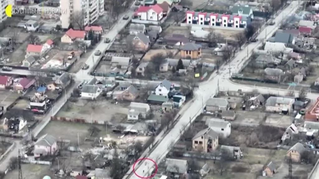El Ejército de Rusia acribilla a tiros a un hombre indefenso que iba en bici en Bucha, Ucrania