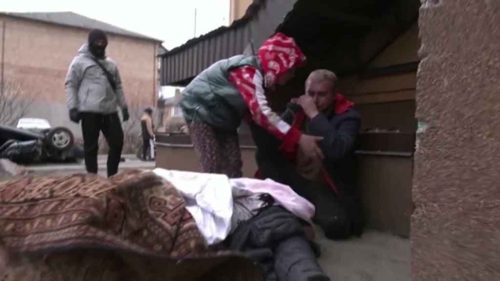 Los supervivientes de Bucha cavan con sus propias manos las tumbas de las víctimas de la masacre de Rusia