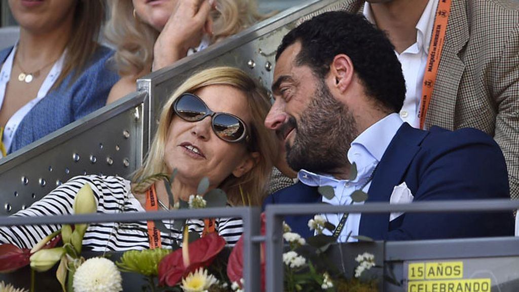 La duquesa y Vicente Dalmau, muy cariñosos en el palco vip