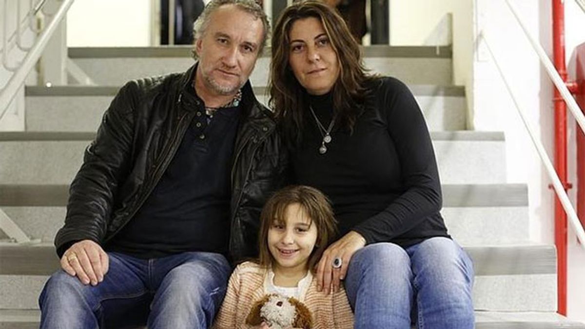 Los padres de Nadia con su hija