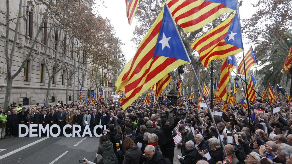 Miles de personas arropan a Forcadell