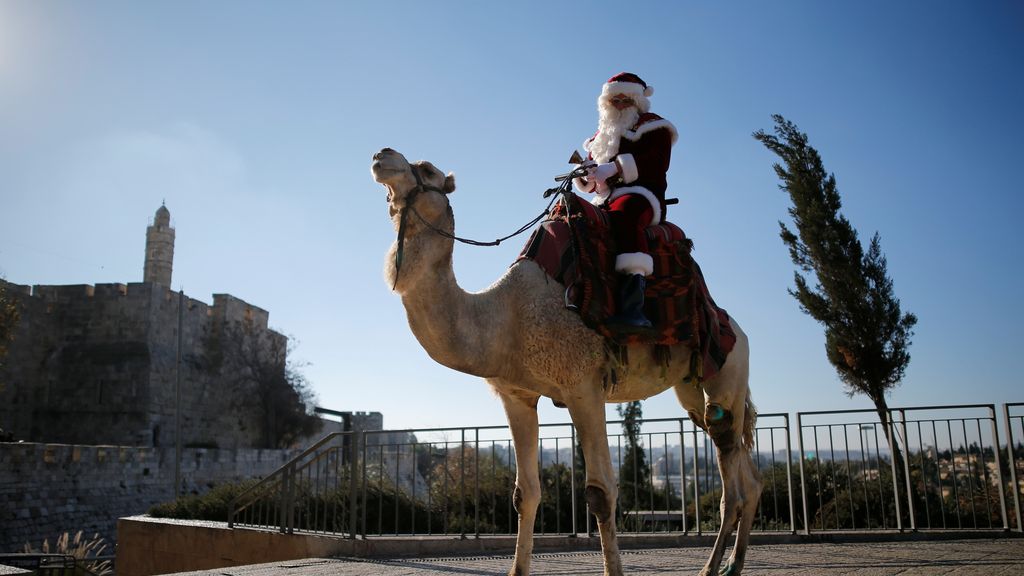 Santa Claus en camello en Jerusalén