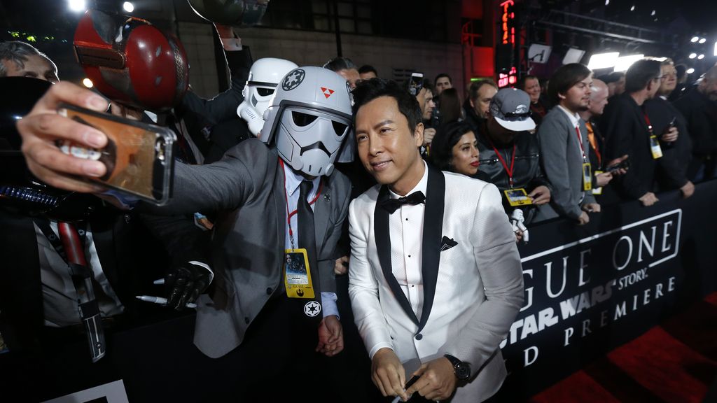 Donnie Yen con un fan