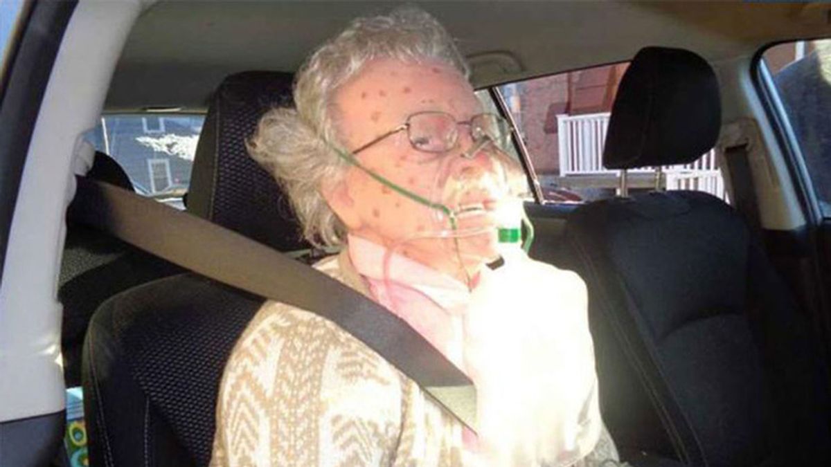 Abuela muerta en el coche