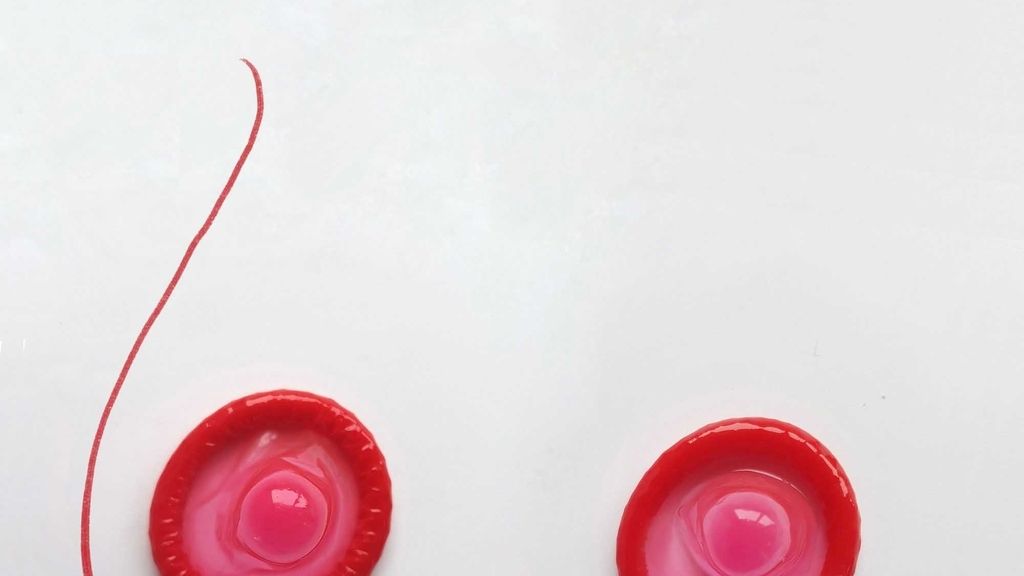 Un artista utiliza condones creando divertidas ilustraciones para concienciar sobre la prevención del SIDA