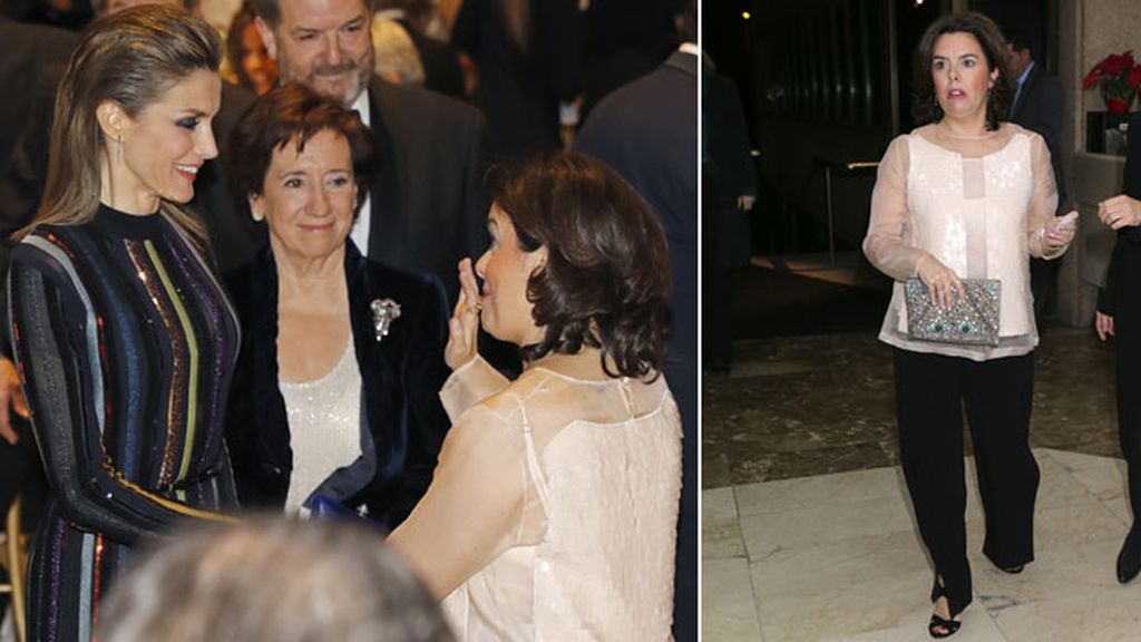 Apostó por un vestido brillante en tonos azules y morados de Nina Ricci