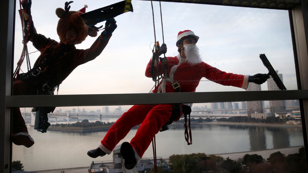 Los limpiacristales se disfrazan de Papá Noel por Navidad