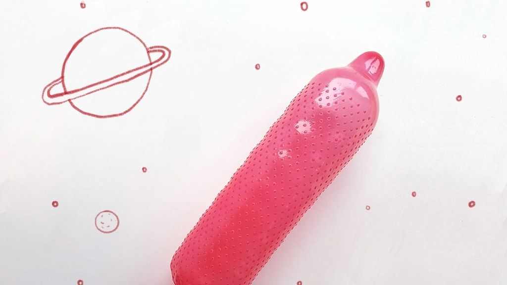 Un artista utiliza condones creando divertidas ilustraciones para concienciar sobre la prevención del SIDA