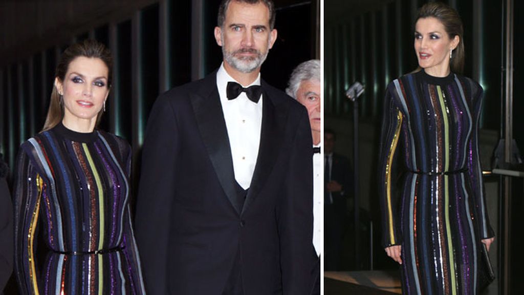 Apostó por un vestido brillante en tonos azules y morados de Nina Ricci