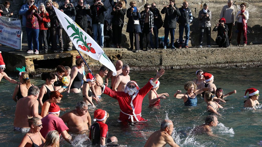 Carrera de natación en Niza, siempre vestidos de Papa Noel
