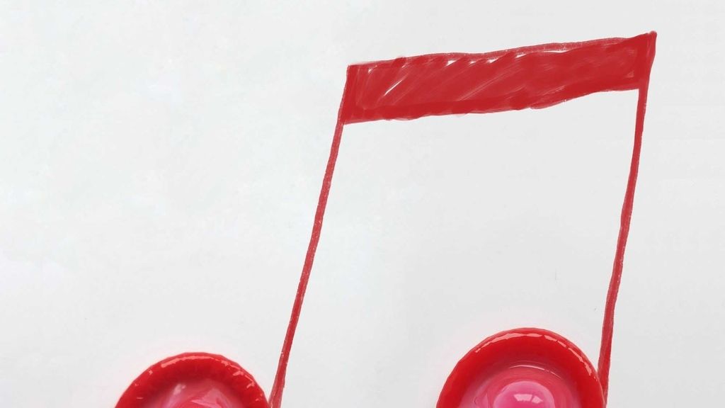 Un artista utiliza condones creando divertidas ilustraciones para concienciar sobre la prevención del SIDA