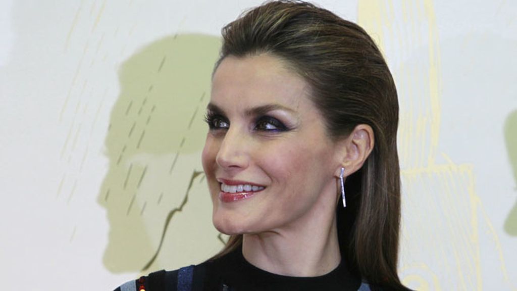 Llega la Reina del 'glam': analizamos al detalle el 'look' sorpresa de Letizia