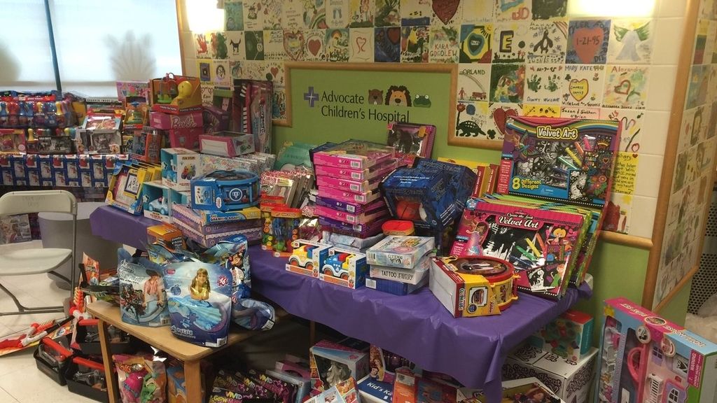 Una trabajadora compra más de 1.000 juguetes para los niños enfermos de un hospital