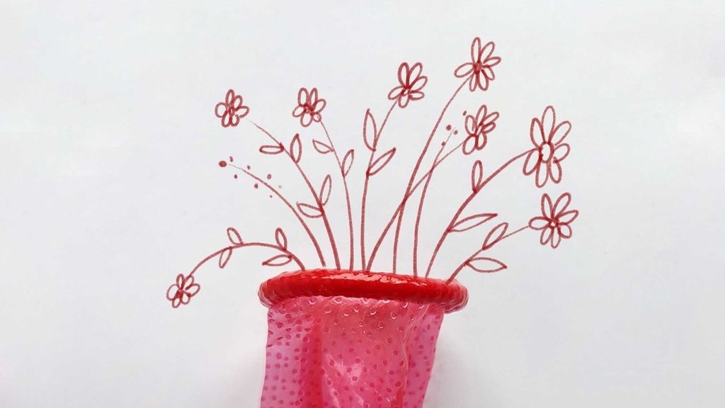 Un artista utiliza condones creando divertidas ilustraciones para concienciar sobre la prevención del SIDA