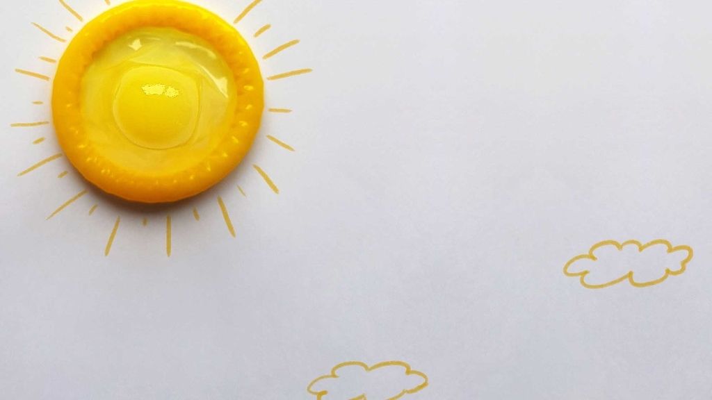 Un artista utiliza condones creando divertidas ilustraciones para concienciar sobre la prevención del SIDA