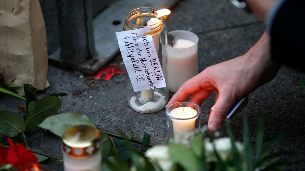Los alemanes dejan velas para recordar a las víctimas del atropello en Berlín
