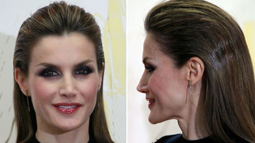 Apostó por un vestido brillante en tonos azules y morados de Nina Ricci