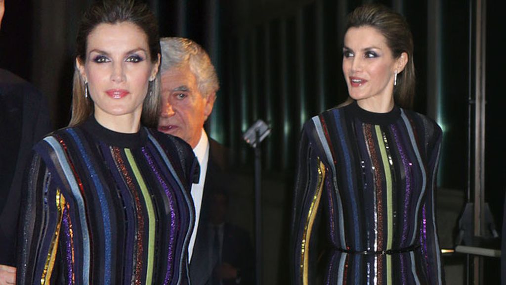 Apostó por un vestido brillante en tonos azules y morados de Nina Ricci