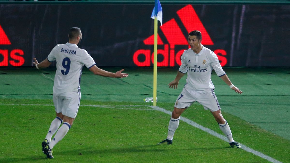 Cristiano Ronaldo celebra con Benzema uno de los goles en la final del Mundialito de clubes