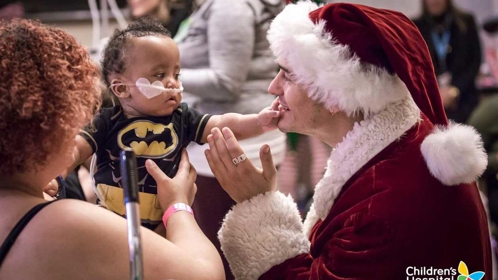 Orlando Bloom con los niños del Children's Hospital Los Angeles