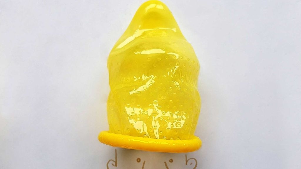 Un artista utiliza condones creando divertidas ilustraciones para concienciar sobre la prevención del SIDA