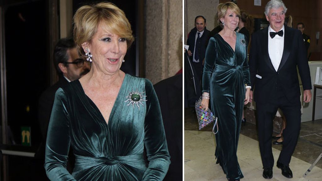 Apostó por un vestido brillante en tonos azules y morados de Nina Ricci